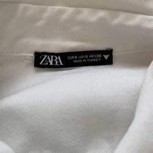 Short dress with two front pockets.